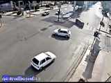 واژگونی وانت به دلیل عبور از چراغ قرمز در چهارراه جهاد اصفهان