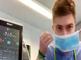 پزشک ایرلندی برای رد این شایعه که  ماسک سطح اکسیژن را کاهش می دهد ، ۶