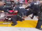 حمله ناجوانمردانه پلیس آمریکا به مرد معلول ویلچر نشین