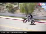 اجرای حرکات نمایشی با موتور سیکلت در پارک آبی