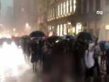 تظاهرات مردم نیویورک علیه دولت نژادپرست آمریکا زیر بارش شدید باران!