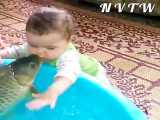 ویدیو جالب از پسری که ماهی را بوس میکند حتما ببینید
