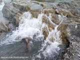 آب زلال و روان رودخانه در حاجی آباد نکهچ نیکشهر