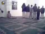 خورن زمین چند نفر در هنگام نماز