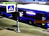 برخورد یک خودرو با چراغ راهنمایی و رانندگی در سن پترزبورگ روسیه