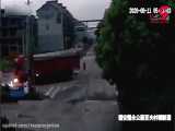 فرار موتورسوار چینی از تصادف با کامیون 25 مرداد 99