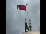 برافراشتن پرچم حرم حضرت زینب توسط مدافعان حرم 