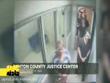 فیلم فرار زیرکانه یک زندانی در آسانسور دادگاه از چنگال پلیس