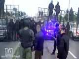 رئیس جمهور بلاروس با جلیقه ضد گلوله و اسلحه به دست در خیابان‌های مینسک
