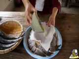 تهیه غذای چینی درست کردن ماهی سرخ شده در روستای زیبا در چین توسط یک بانوی چینی