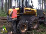 ماشین اره برقی با بازوی مکانیکی برای قطع درخت و چوبهای صنعتی