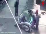 سقوط موتورسوار و دخترش به چاهی در خیابان!