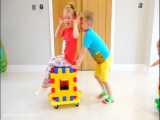 گبی و الکس با بلوک های خانه سازی بازی می کنند - گبی و الکس - گبی و مامانی