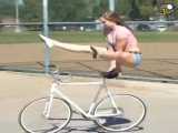 اجرای حرکات زیبای نمایشی دختر جوان با دوچرخه