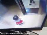 جات جان یک کودک در یک آسانسور توسط کودک دیگر