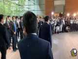 لحظه ی بدرقه ی شینزو آبه توسط کارکنان نخست وزیری ژاپن