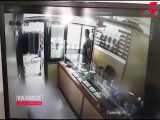 واکنش جالب طلافروش در لحظه سرقت مسلحانه خوفناک از مغازه اش در اسلامشهر