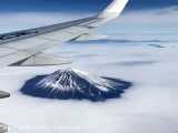 منظره ای نفسگیر و زیبا از قله فوجی در ژاپن از داخل هواپیما