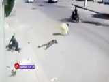 فیلم دیدنی از کتک خوردن چهار خفت‌گیر قمه به دست توسط جوان اهوازی