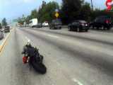 اقدام خطرناک موتورسوار برای کمک کردن به یک مرد