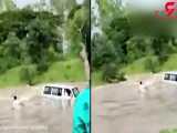 لحظه وحشتناک گرفتار شدن خودروی ون در رودخانه خروشان