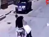فیلم اقدام شیطانی مرد شوم با یک زن اهوازی روز روشن وسط خیابان