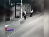 فرار دو سارق موتورسوار از یک زن تنها در خیابان! 