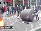 زباله جمع کن های پاریس در اعتراض به شرایط کار خود، سطل های زباله را آتش زدند