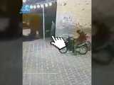 سرقت موتورسیکلت در بندر دیر بوشهر، مقابل چشم یک شهروند که مبهوت موبایلش شده!