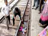سقوط کودک روی ریل قطار