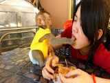 میمون کوچولوی بامزه چیپس موز میخوره !