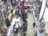 درگیری و حمله مرد عصبانی به متصدیان فروشگاه