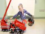 ماشین بازی کودکانه سنیا : در رفتن چرخ تراکتور و کمک ماشین آتش نشانی