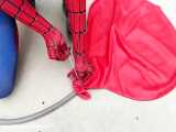 مرد عنکبوتی y2mate.com - Spider Man Under the Giant Water balloon!