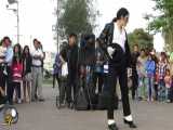 رقص مایکل جکسون در خیابان. با کت سیاه