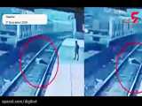 فیلم لحظه وحشتناک سقوط یک مرد روی ریل راه‌آهن