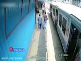 اقدام خطرناک یک مرد هندی در عبور از مقابل قطار