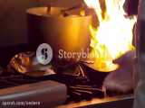 فوتیج ویدیویی اسلوموشن آشپز در حال پختن غذا روی شعله