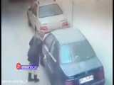 لحظه سرقت حرفه‌ای از خودروی پرشیا توسط یک زن