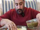 خوردن قورمه سبزی ایرانی با لذت تمام