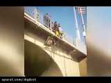 لحظه نجات جوانی که قصد خودکشی از روی پلی در اهواز داشت