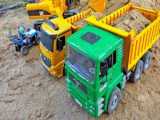 اسباب بازی کودکانه - ماشین بازی - تخلیه شن و ماسه کامیون ها با بیل مکانیکی
