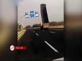 تصادف وحشت آور کامیون با تابلو راهنمای مسیر