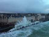 برخورد امواج دریای مانش با ساختمان‌های کنار ساحل سن‌ملو در شمال غربی فرانسه