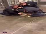 ضرب و شتم شدید یک بی خانمان توسط پلیس نیویورک!