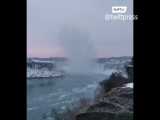 آبشار معروف نیاگارا به دلیل سرمای شدید یخ زد