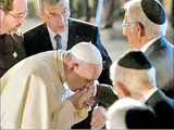 نهایت ذلت پاپ فرانسیس(دست بوسی 13 خانواده ثروتمند صهیونیست)