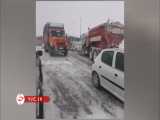 بازشدن جاده سوادکوه محدوده گردنه گدوک و نجات خودروها از کولاک