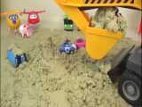 برنامه کودک ماشین های رباتی و بازی در شن و ماسه