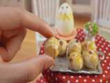 آشپزی مینیاتوری - دستور العمل تخم مرغ شیطانی و نان های کراس داغ برای عید